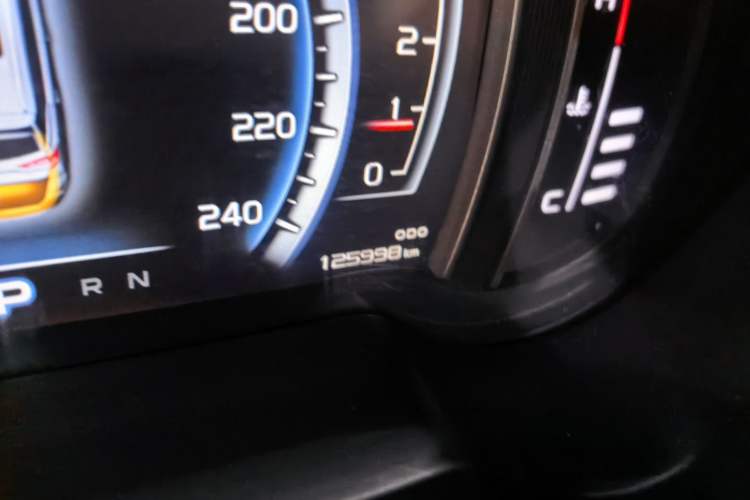 Used Geely Auto Emgrand X7 Sport 2016 1.8TD Automatic All-Wheel-Drive ZhiZun Edition Odometer Close Up