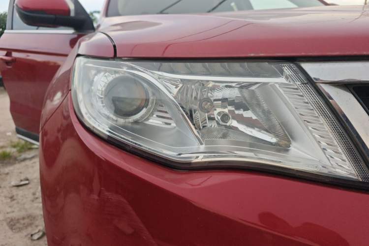 Used Geely Auto Emgrand X7 Sport 2016 1.8TD Automatic ZhiShang Model Right Front Headlight