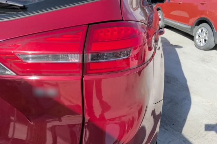 Used Geely Auto Emgrand X7 Sport 2016 1.8TD Automatic All-Wheel-Drive ZhiZun Edition Right Rear Taillight