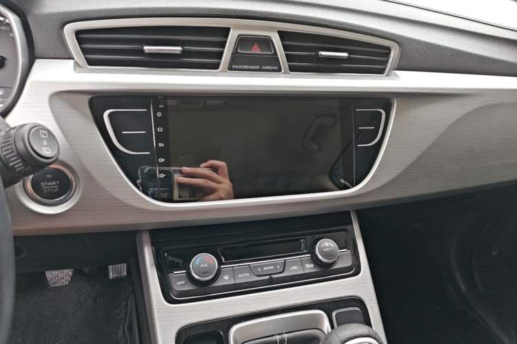Used Geely Auto Emgrand X7 Sport 2016 2.0L Manual ZhiShang Version Audio And AC Panel