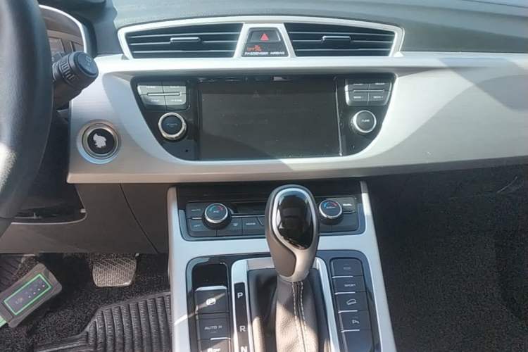 Used Geely Auto Emgrand X7 Sport 2016 1.8TD Automatic Smart Connectivity Version Audio And AC Panel