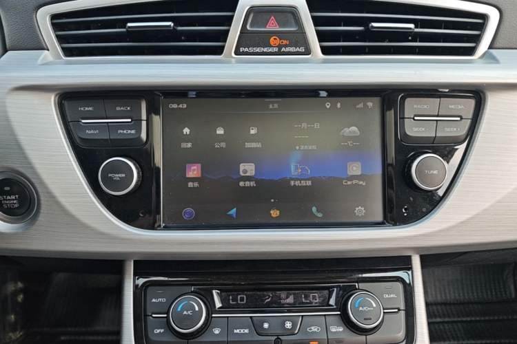 Used Geely Auto Emgrand X7 Sport 2016 1.8TD Automatic Smart Connectivity Version Audio And AC Panel