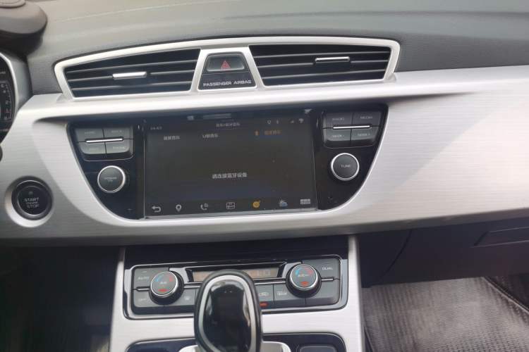 Used Geely Auto Emgrand X7 Sport 2016 1.8TD Automatic Smart Connectivity Version Audio And AC Panel
