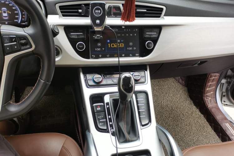 Used Geely Auto Emgrand X7 Sport 2016 1.8TD Automatic ZhiZun Version Audio And AC Panel