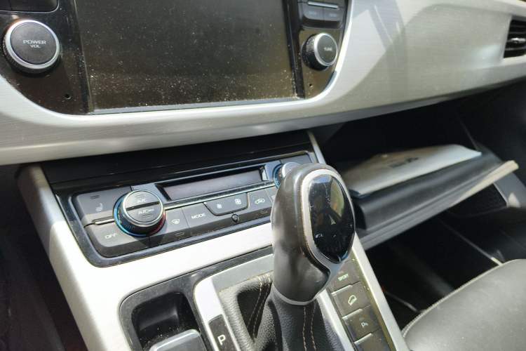 Used Geely Auto Emgrand X7 Sport 2016 1.8TD Automatic Smart Model Audio And AC Panel