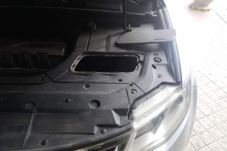 Used Geely Auto Emgrand X7 Sport 2016 1.8TD Automatic ZhiShang Model Engine Bay Left