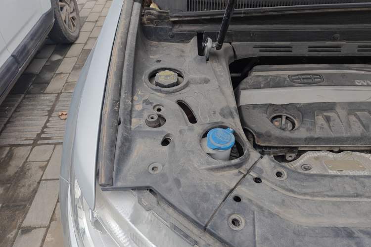 Used Geely Auto Emgrand X7 Sport 2016 2.0L Manual ZhiShang Version Engine Bay Right