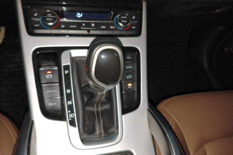 Used Geely Auto Emgrand X7 Sport 2016 1.8TD Automatic ZhiZun Version Gear Lever