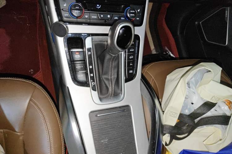 Used Geely Auto Emgrand X7 Sport 2016 1.8TD Automatic All-Wheel-Drive ZhiZun Edition Gear Lever