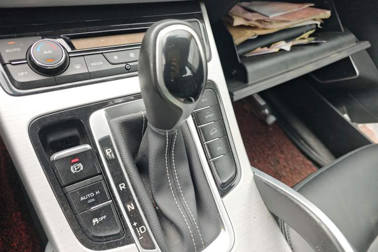 Used Geely Auto Emgrand X7 Sport 2016 1.8TD Automatic Smart Connectivity Version Gear Lever