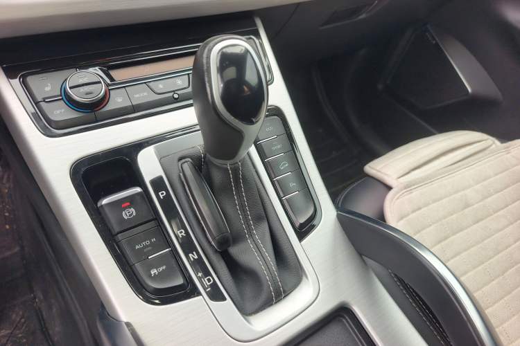 Used Geely Auto Emgrand X7 Sport 2016 1.8TD Automatic Smart Model Gear Lever