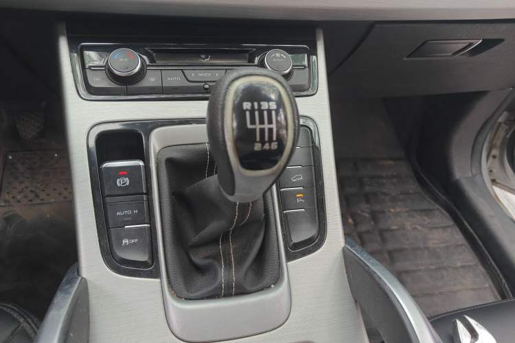 Used Geely Auto Emgrand X7 Sport 2016 2.0L Manual Smart Connect Version Gear Lever