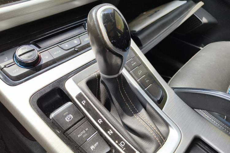 Used Geely Auto Emgrand X7 Sport 2016 1.8TD Automatic Smart Model Gear Lever