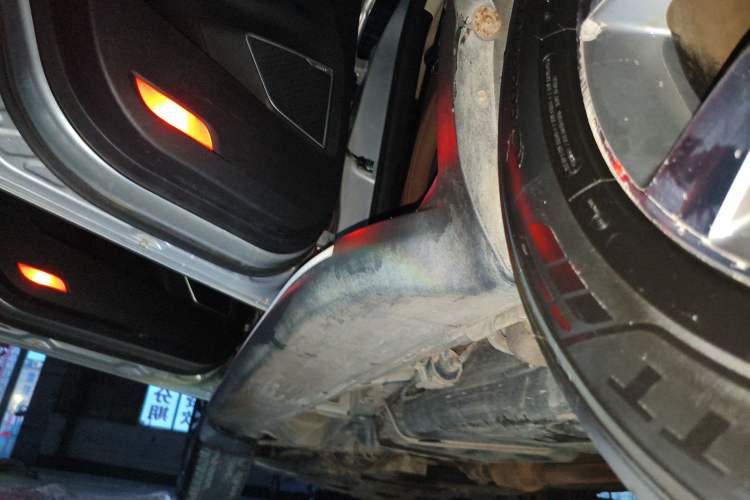 Used Geely Auto Emgrand X7 Sport 2016 1.8TD Automatic ZhiZun Version Left Side Sill