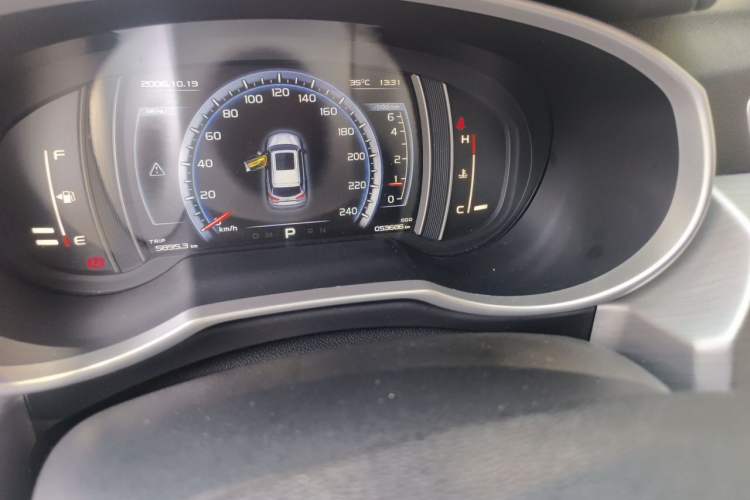 Used Geely Auto Emgrand X7 Sport 2016 1.8TD Automatic Smart Model Odometer Close Up