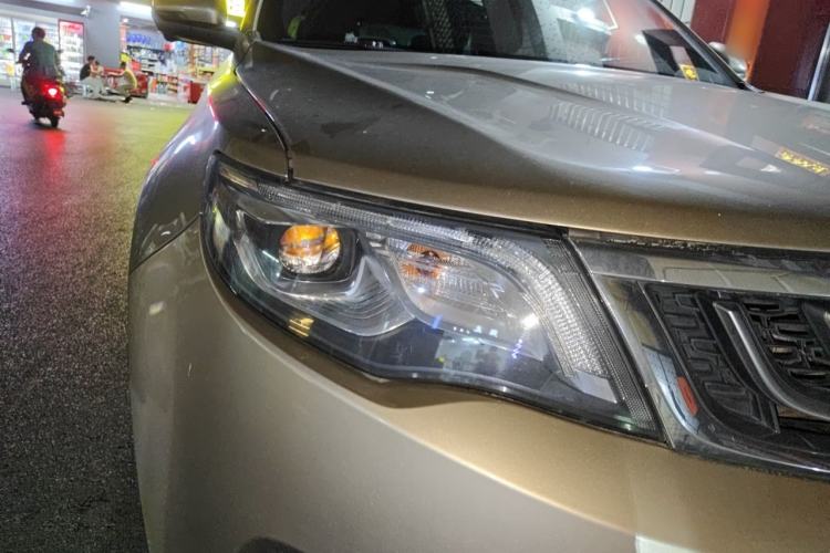 Used Geely Auto Emgrand X7 Sport 2016 1.8TD Automatic All-Wheel-Drive ZhiZun Edition Right Front Headlight