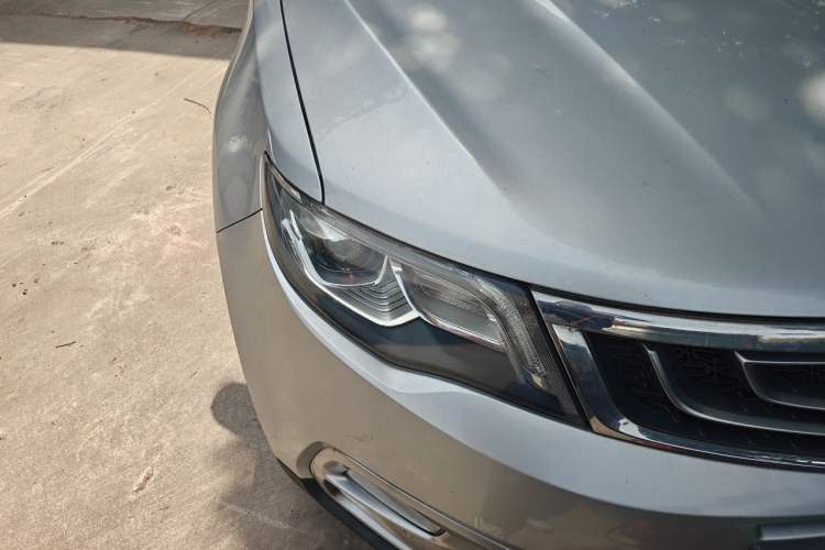 Used Geely Auto Emgrand X7 Sport 2016 1.8TD Automatic All-Wheel-Drive ZhiZun Edition Right Front Headlight