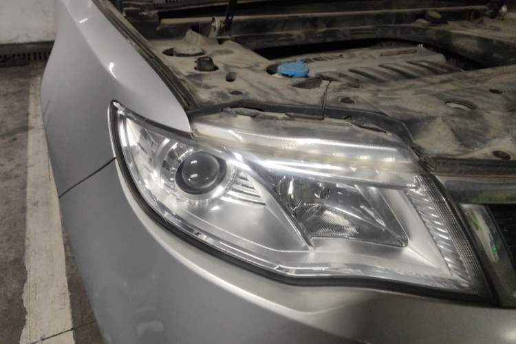 Used Geely Auto Emgrand X7 Sport 2016 1.8TD Automatic ZhiShang Model Right Front Headlight