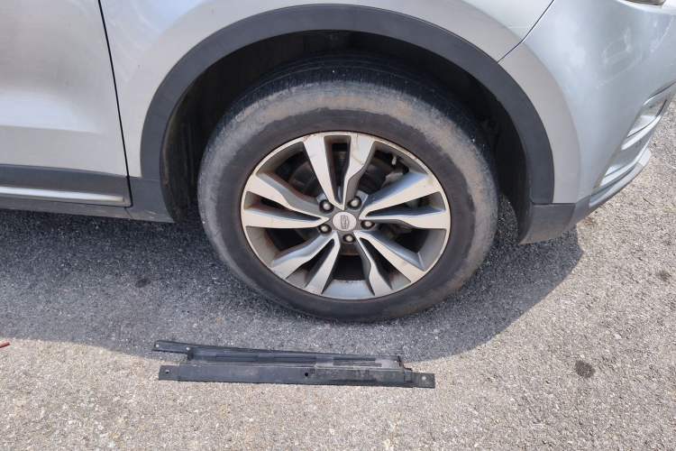 Used Geely Auto Emgrand X7 Sport 2016 1.8TD Automatic Smart Model Right Front Wheel Hub
