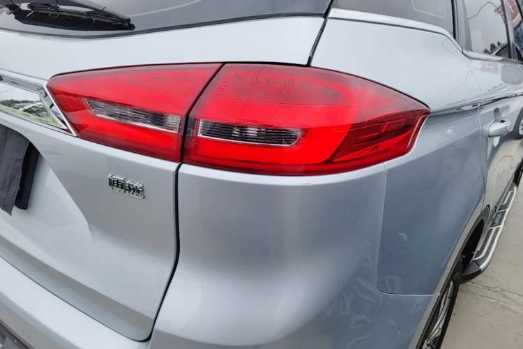 Used Geely Auto Emgrand X7 Sport 2016 1.8TD Automatic All-Wheel-Drive ZhiZun Edition Right Rear Taillight