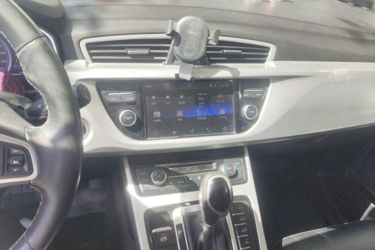 Used Geely Auto Emgrand X7 Sport 2016 1.8TD Automatic Smart Connectivity Version Audio And AC Panel