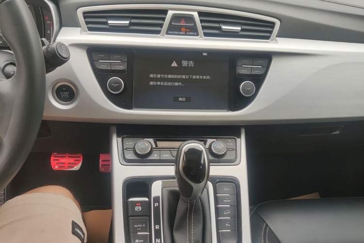 Used Geely Auto Emgrand X7 Sport 2016 1.8TD Automatic Smart Connectivity Version Audio And AC Panel