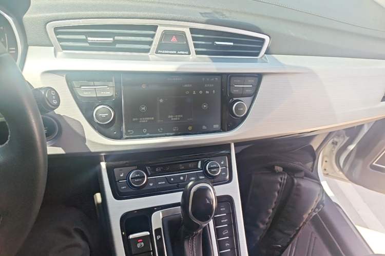 Used Geely Auto Emgrand X7 Sport 2016 1.8TD Automatic Smart Model Audio And AC Panel