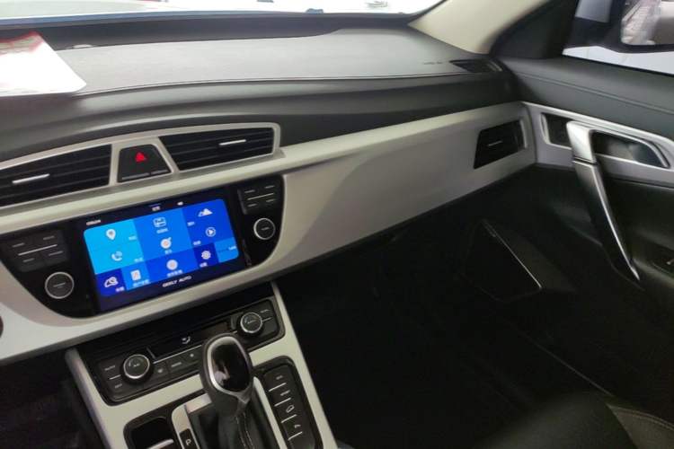 Used Geely Auto Emgrand X7 Sport 2016 1.8TD Automatic ZhiShang Model Audio And AC Panel