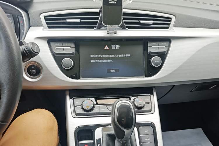 Used Geely Auto Emgrand X7 Sport 2016 1.8TD Automatic Smart Connectivity Version Audio And AC Panel