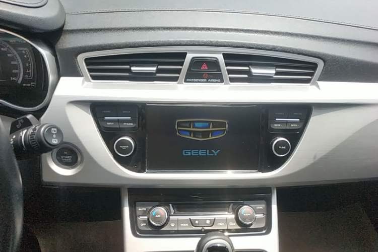 Used Geely Auto Emgrand X7 Sport 2016 1.8TD Automatic Smart Connectivity Version Audio And AC Panel