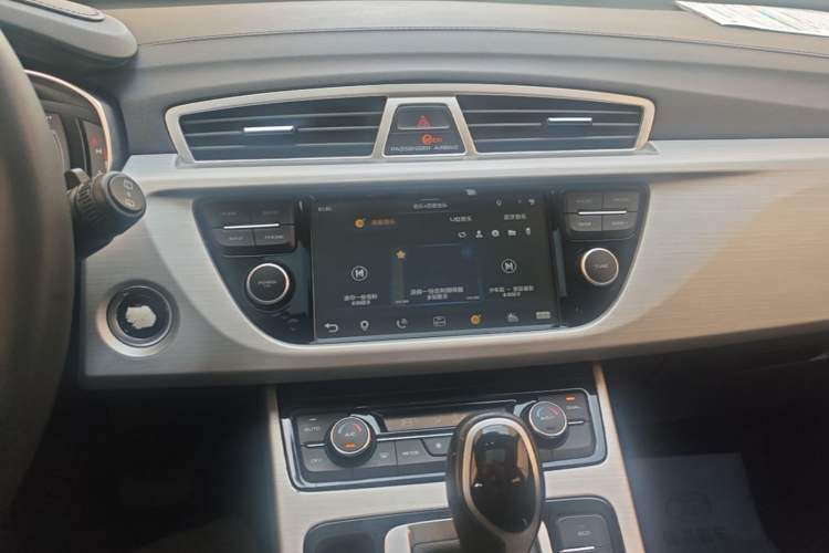 Used Geely Auto Emgrand X7 Sport 2016 1.8TD Automatic Smart Connectivity Version Audio And AC Panel