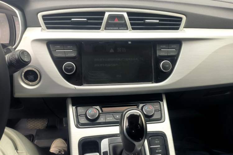 Used Geely Auto Emgrand X7 Sport 2016 1.8TD Automatic Smart Connectivity Version Audio And AC Panel