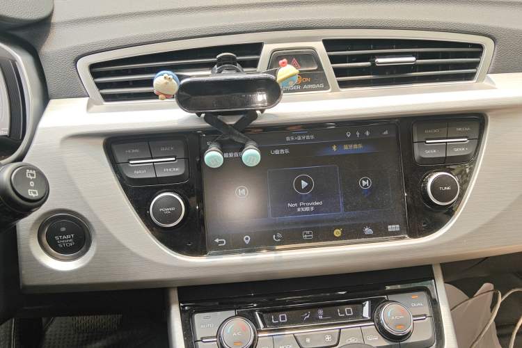 Used Geely Auto Emgrand X7 Sport 2016 1.8TD Automatic Smart Connectivity Version Audio And AC Panel