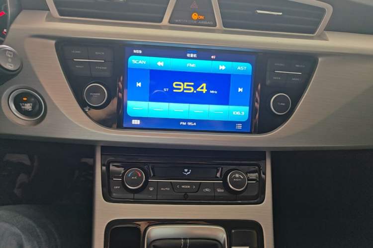 Used Geely Auto Emgrand X7 Sport 2016 2.0L Manual ZhiShang Version Audio And AC Panel