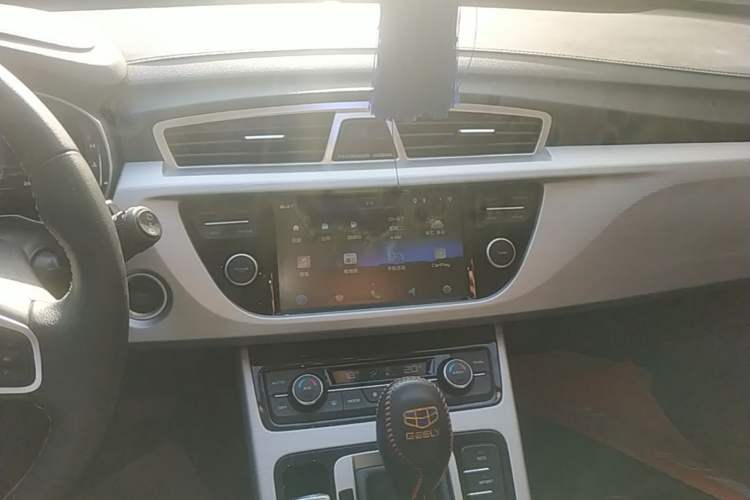 Used Geely Auto Emgrand X7 Sport 2016 1.8TD Automatic Smart Connectivity Version Audio And AC Panel
