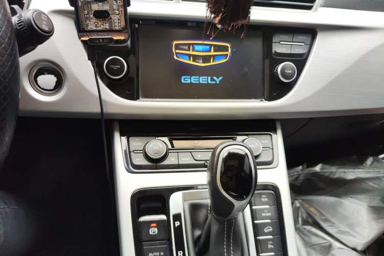 Used Geely Auto Emgrand X7 Sport 2016 1.8TD Automatic Smart Connectivity Version Audio And AC Panel
