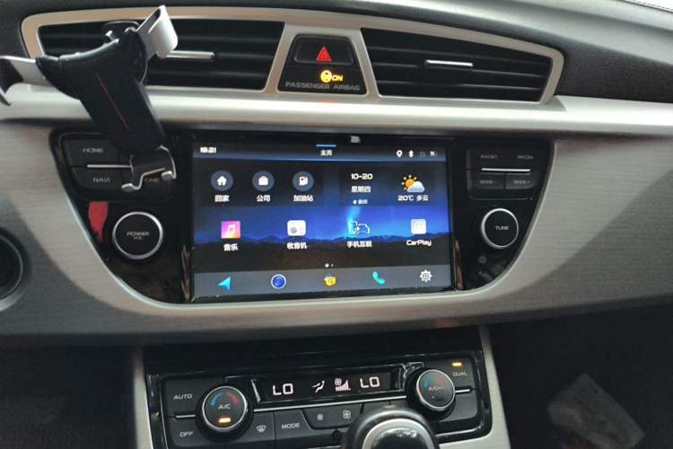 Used Geely Auto Emgrand X7 Sport 2016 1.8TD Automatic Smart Connectivity Version Audio And AC Panel