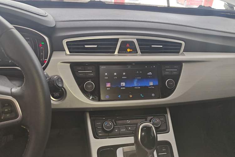 Used Geely Auto Emgrand X7 Sport 2016 1.8TD Automatic Smart Connectivity Version Audio And AC Panel