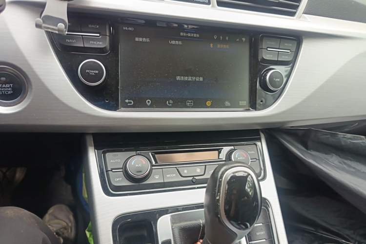 Used Geely Auto Emgrand X7 Sport 2016 1.8TD Automatic Smart Connectivity Version Audio And AC Panel