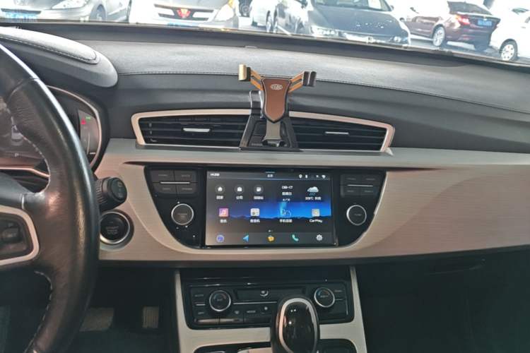 Used Geely Auto Emgrand X7 Sport 2016 1.8TD Automatic Smart Connectivity Version Audio And AC Panel