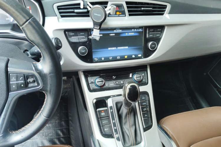 Used Geely Auto Emgrand X7 Sport 2016 1.8TD Automatic ZhiZun Version Audio And AC Panel