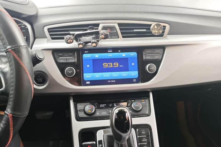 Used Geely Auto Emgrand X7 Sport 2016 1.8TD Automatic ZhiShang Model Audio And AC Panel