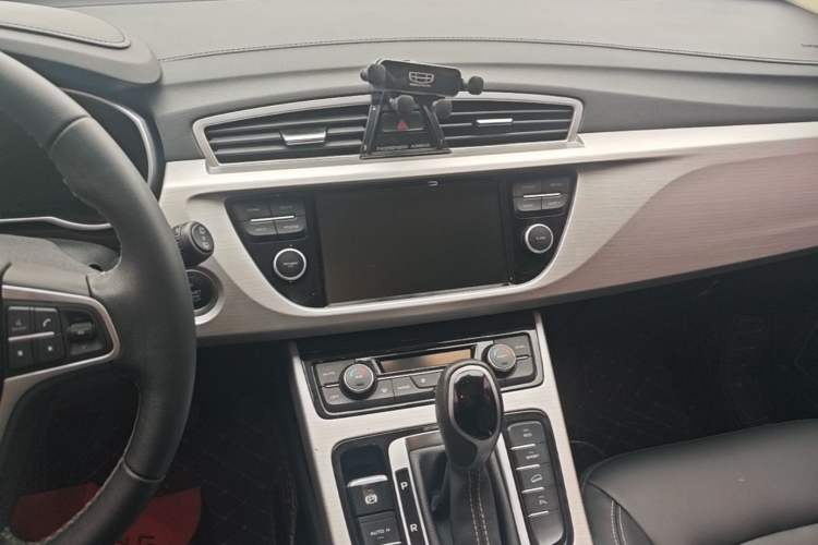Used Geely Auto Emgrand X7 Sport 2016 1.8TD Automatic Smart Connectivity Version Audio And AC Panel
