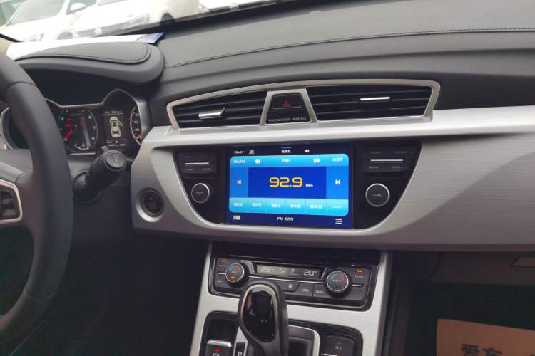 Used Geely Auto Emgrand X7 Sport 2016 1.8TD Automatic ZhiShang Model Audio And AC Panel