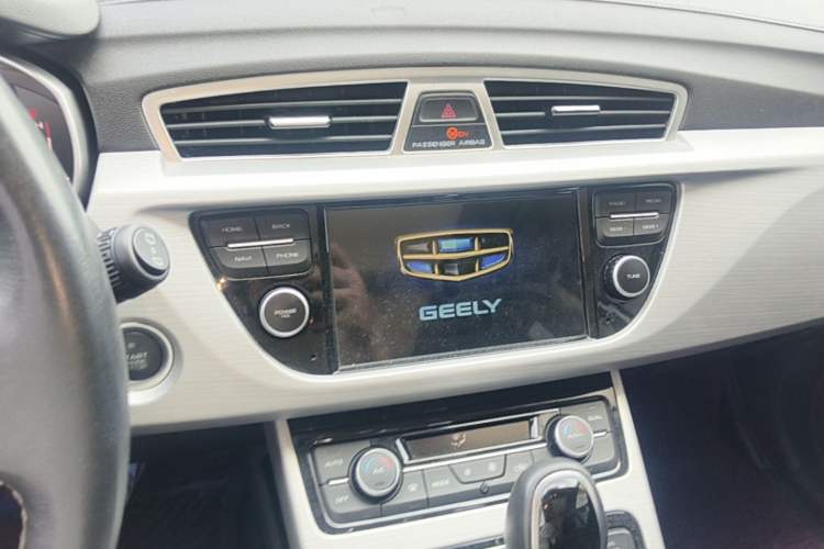 Used Geely Auto Emgrand X7 Sport 2016 1.8TD Automatic Smart Connectivity Version Audio And AC Panel