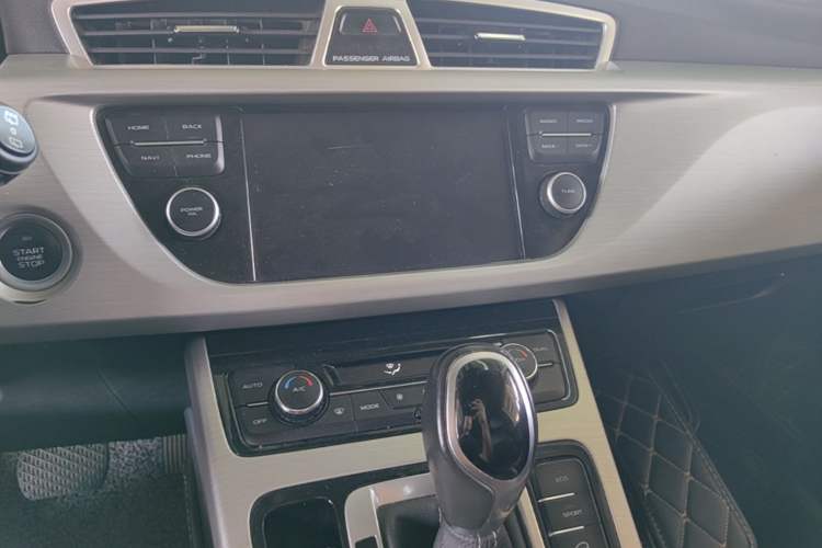 Used Geely Auto Emgrand X7 Sport 2016 1.8TD Automatic Smart Connectivity Version Audio And AC Panel
