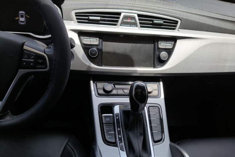 Used Geely Auto Emgrand X7 Sport 2016 1.8TD Automatic Smart Connectivity Version Audio And AC Panel