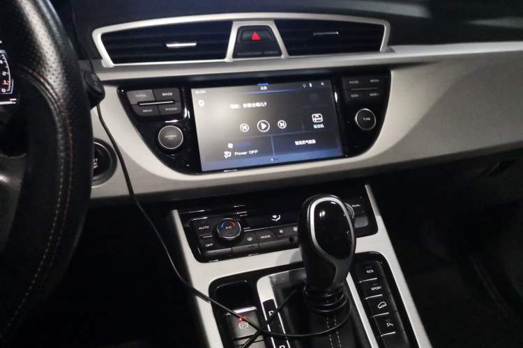 Used Geely Auto Emgrand X7 Sport 2016 1.8TD Automatic Smart Connectivity Version Audio And AC Panel