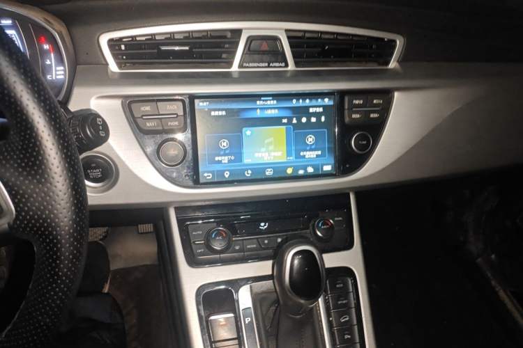 Used Geely Auto Emgrand X7 Sport 2016 1.8TD Automatic Smart Connectivity Version Audio And AC Panel