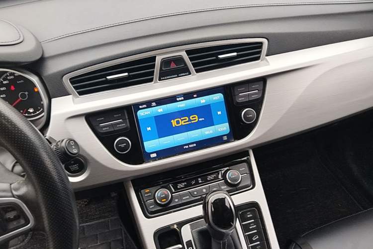 Used Geely Auto Emgrand X7 Sport 2016 1.8TD Automatic Smart Connectivity Version Audio And AC Panel